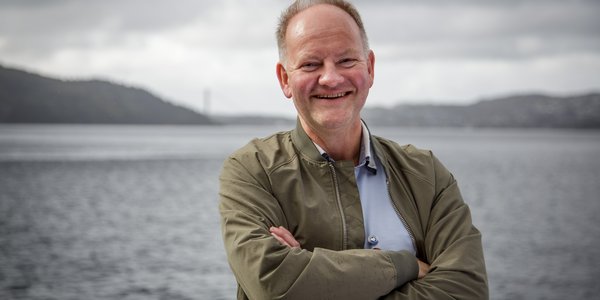 

Portrettfoto av Geir, sjø i bakgrunnen.